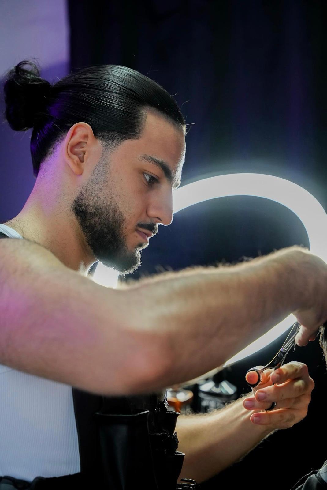 Intérieur du salon Oihan Barber à Biarritz